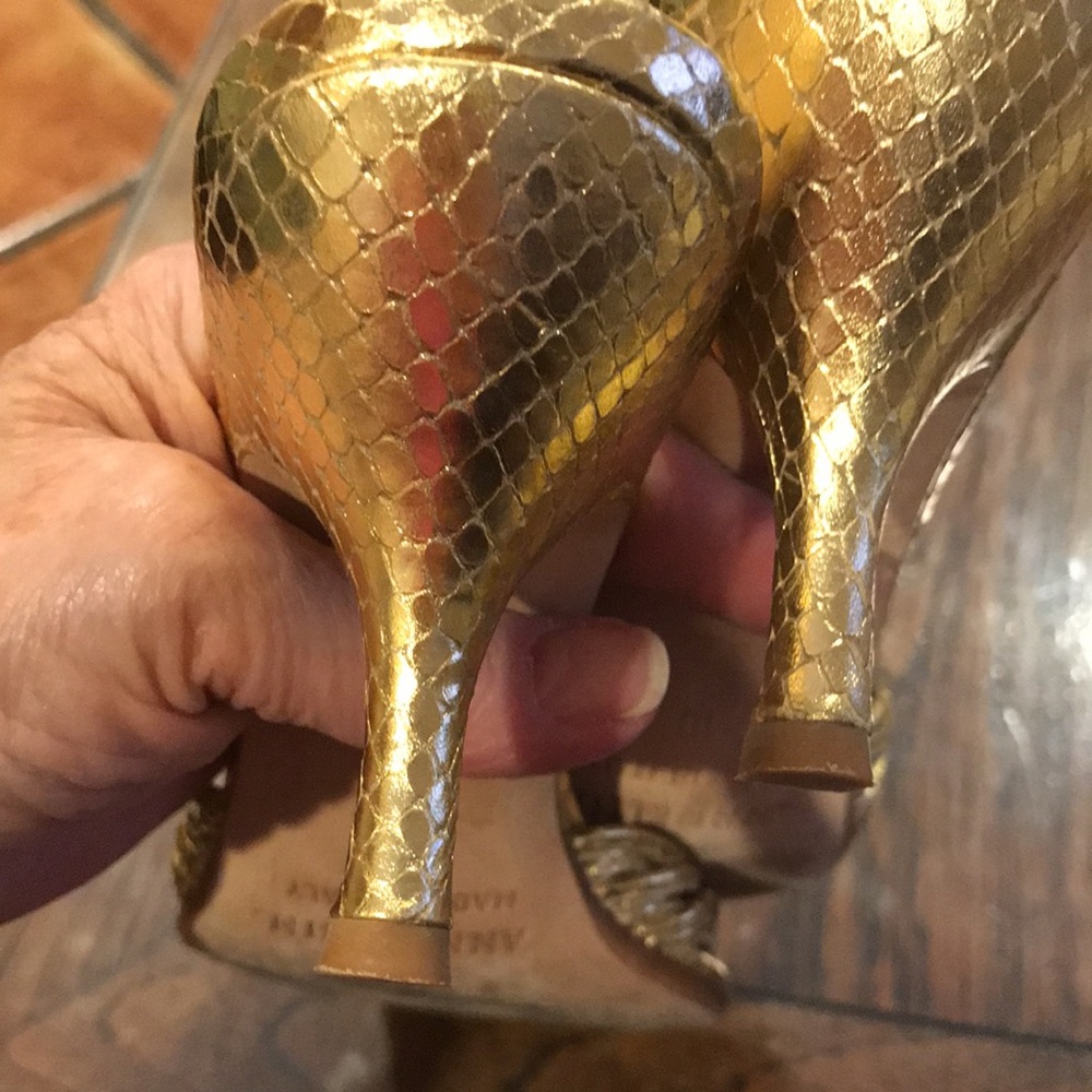 ANNE KLEIN GOLD LEATHER SANDALS AND GOLD BAG - Picture 6 of 15